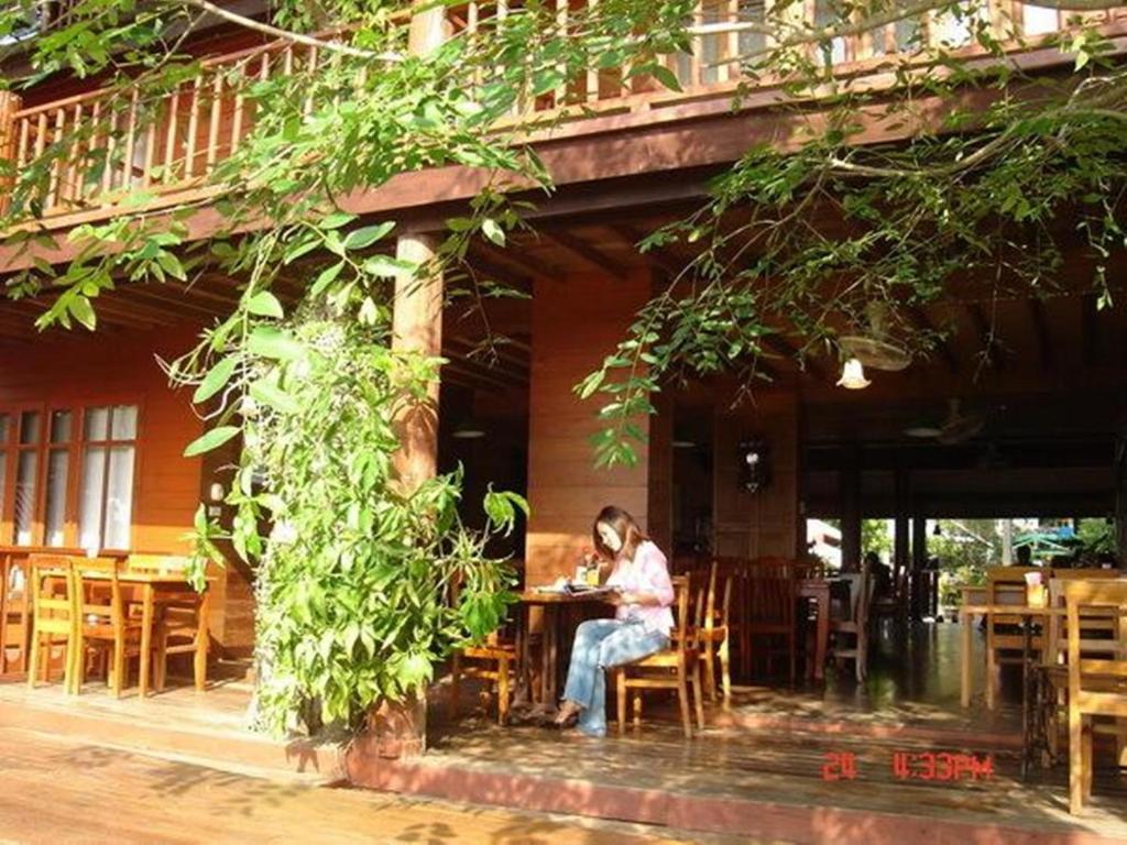 Riverhouse Hotel Mae Sariang Esterno foto